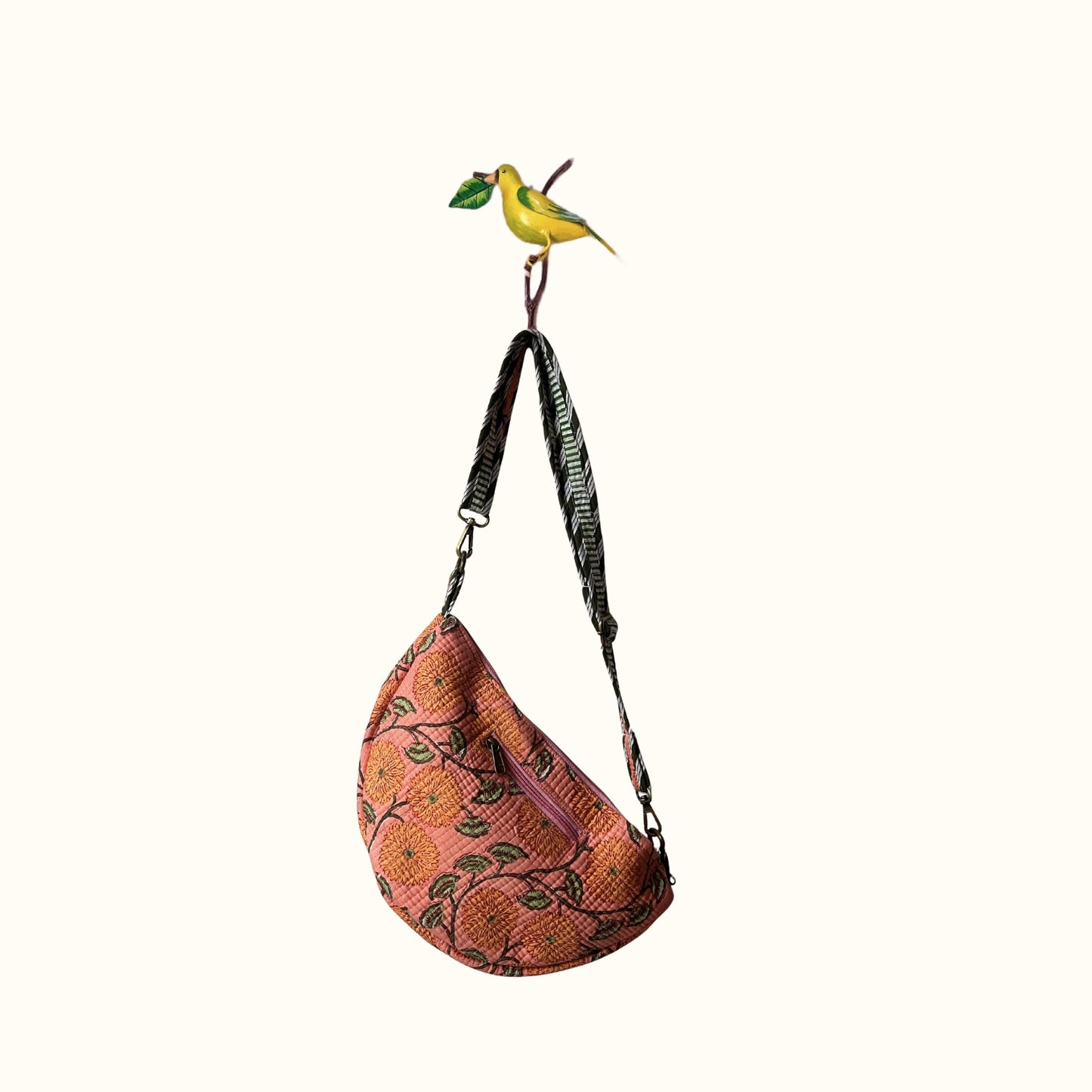 Sac demi-lune matelassé – "Sunny Squeeshy Flowers"