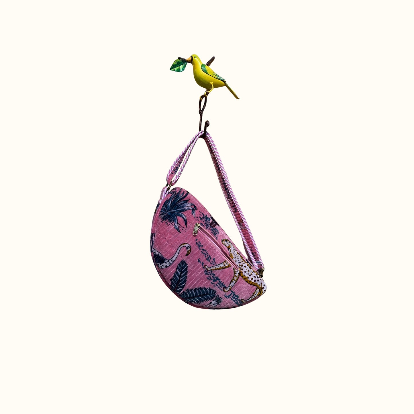 Sac demi-lune matelassé en velours – Pink safari