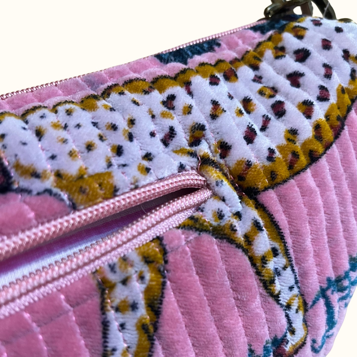 Sac demi-lune matelassé en velours – Pink safari