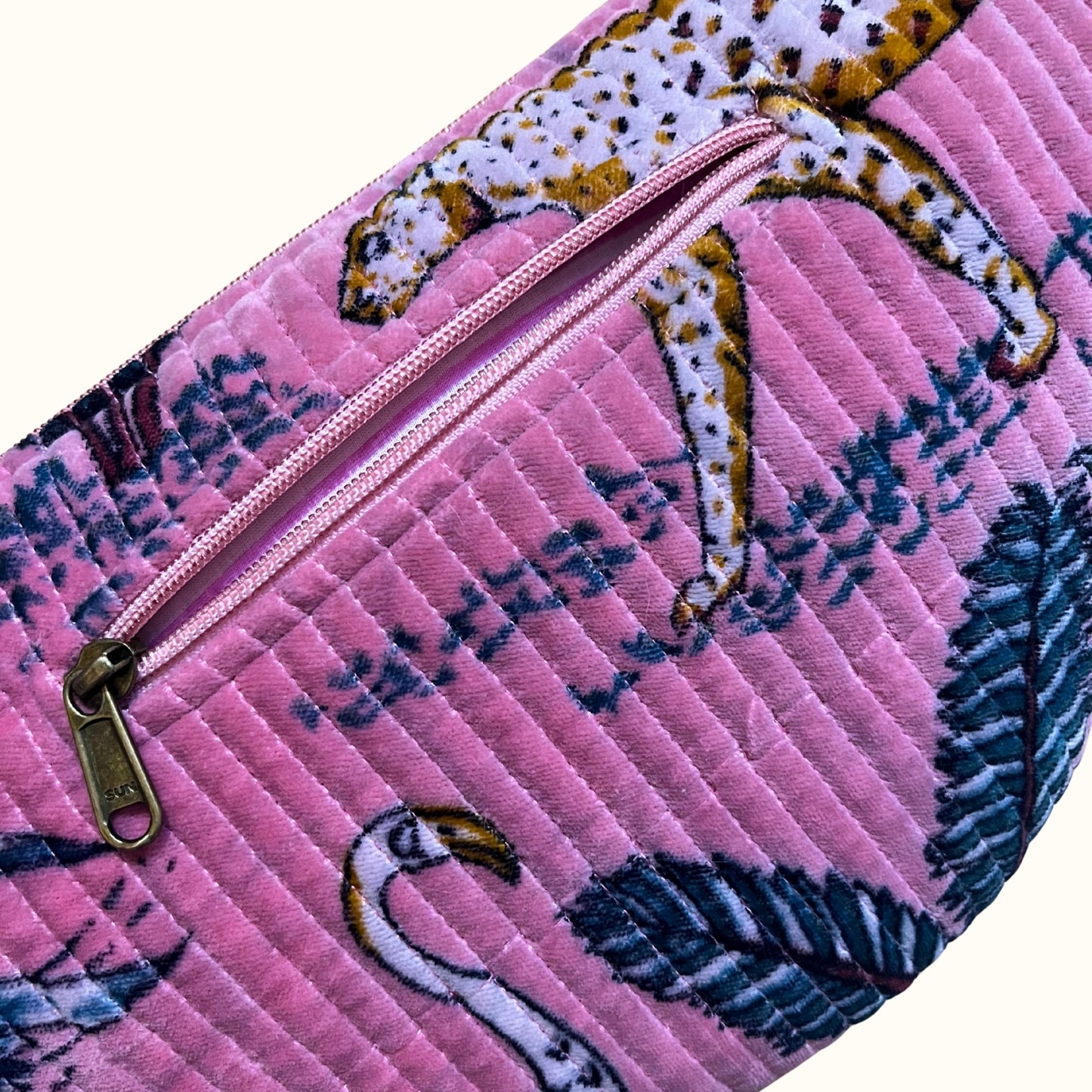 Sac demi-lune matelassé en velours – Pink safari