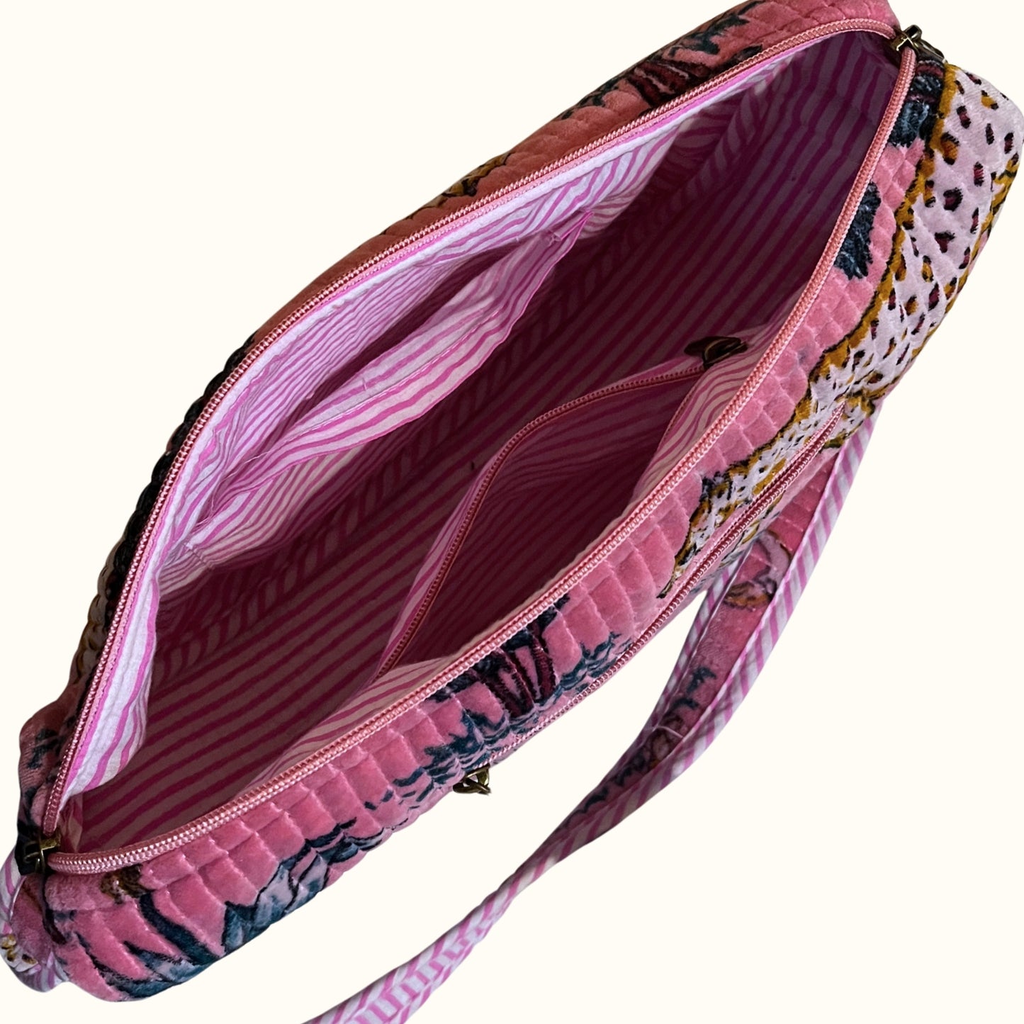 Sac demi-lune matelassé en velours – Pink safari