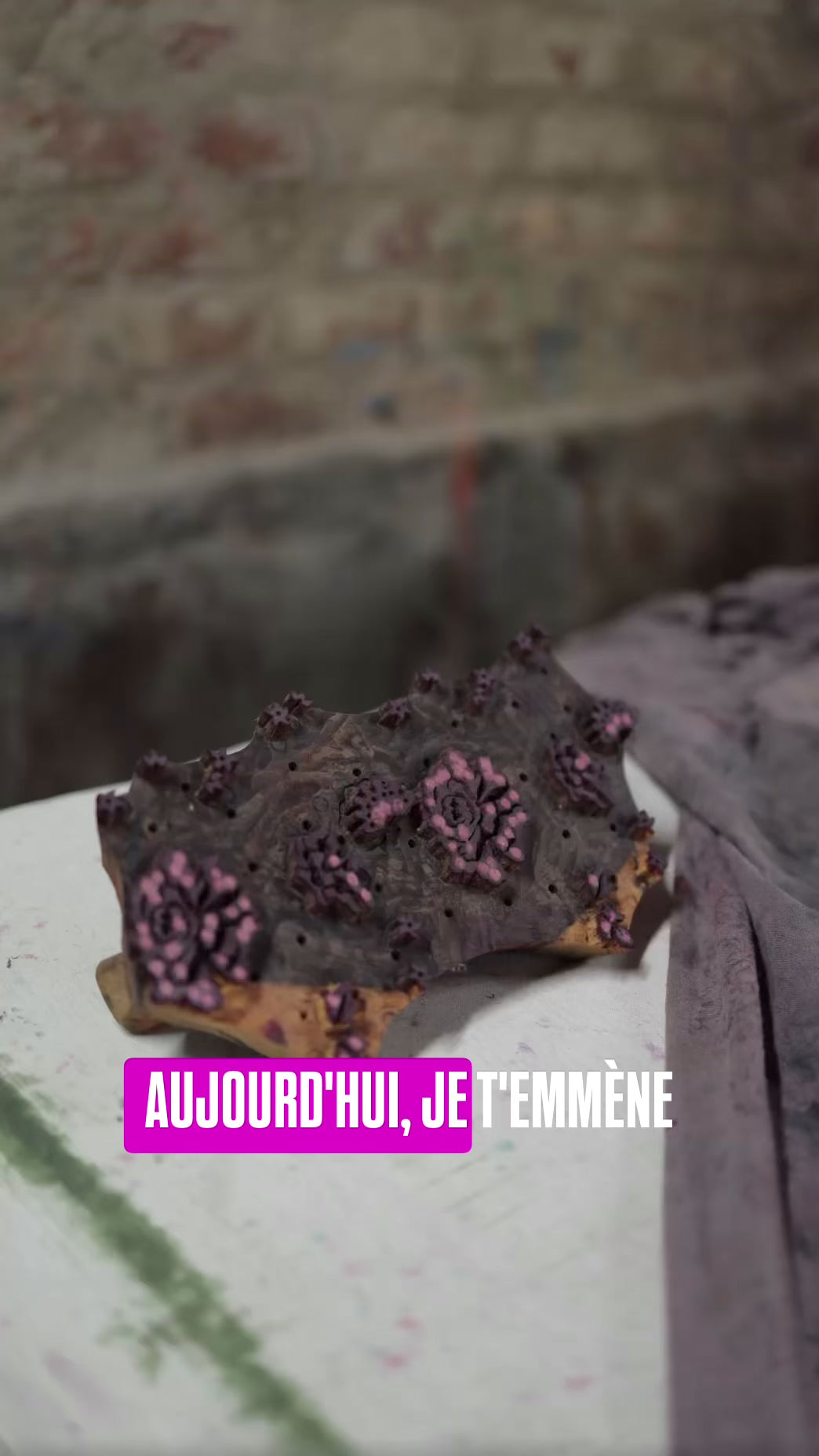 Charger la vidéo : Le block print est une technique artisanale d'impression sur coton, réalisée à la main en Inde. Chez manoë, il donne vie à des sacs uniques et durables.Et chez manoë ?La majorité des motifs utilisés chez manoë vient de modèles réalisés en block print.Les tissus sont en 100 % coton, choisis pour leur douceur, leur légèreté, et leur capacité à révéler les détails des impressions.Certains motifs sont imprimés à la main, selon la tradition artisanale indienne. D'autres sont scannés puis réimprimés sur de grandes plaques de tissu.Certains encore en sont simplement inspirés : retravaillés, redessinés, pour en prolonger l'esprit.