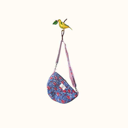 Sac demi-lune matelassé – "Blue Poppy Crush"