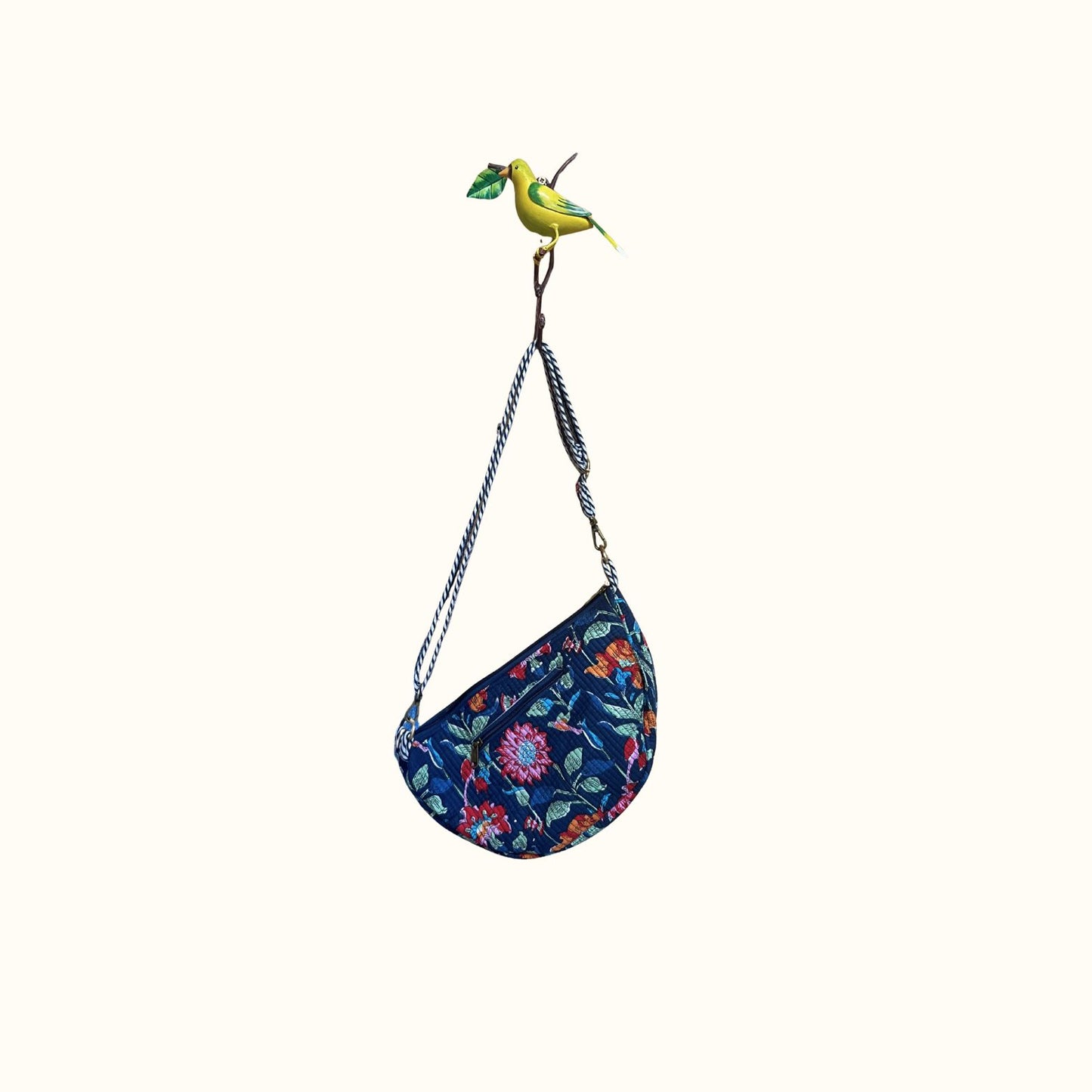 Sac demi-lune matelassé – "Indian moonlight  flowers"