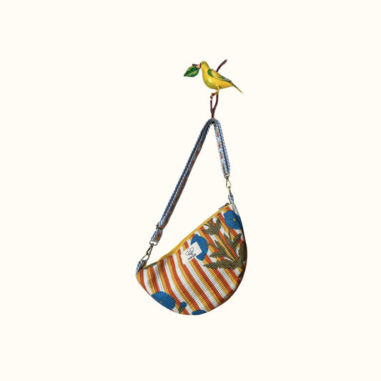 Sac demi-lune matelassé – "Golden stripes & blue poppies"