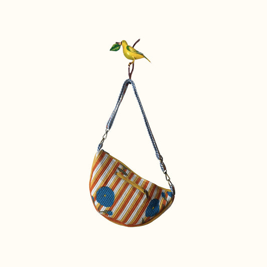 Sac demi-lune matelassé – "Golden stripes & blue poppies"