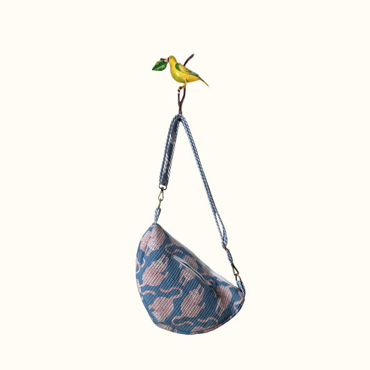 Sac demi-lune matelassé – "Whispering Tiger"